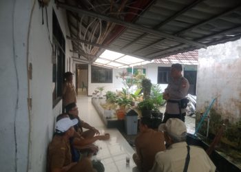 Sambang Staf Desa, Bhabinkamtibmas Pasawahan Kidul Intensifkan Penyuluhan Kamtibmas dan Antisipasi Cuaca Ekstrem