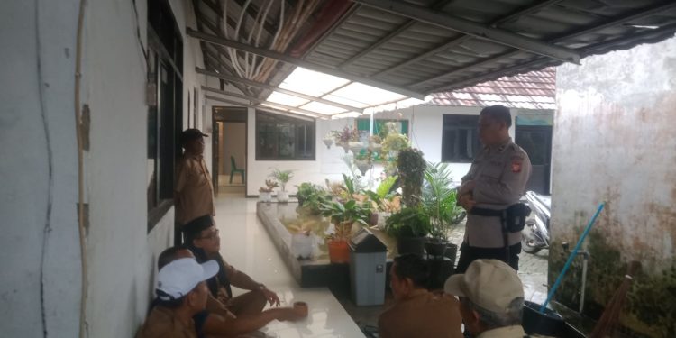 Sambang Staf Desa, Bhabinkamtibmas Pasawahan Kidul Intensifkan Penyuluhan Kamtibmas dan Antisipasi Cuaca Ekstrem