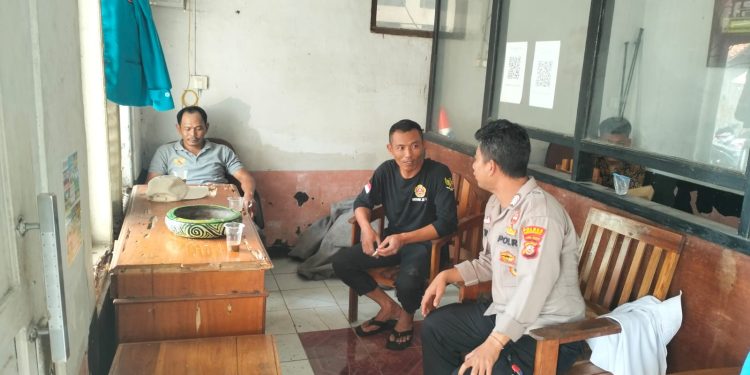 BHABINKAMTIBMAS DESA CIJATI BRIPKA CUCU KURNIAWAN MELAKSANAKAN SAMBANG KEPADA WARGA MASYARAKAT