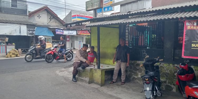 Giat Patroli Siang Hari, Anggota Bhabinkamtibmas Polsek Pasawahan Polres Purwakarta Sambang Tatap Muka Dengan Warga