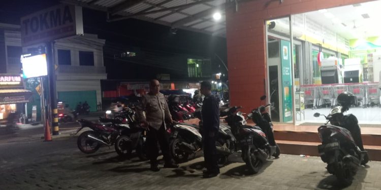 Antisipasi Curanmor, Bhabinkamtibmas Polsek Pasawahan Sambangi Satpam Pertokoan Tokma