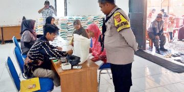 Pendampingan Penyaluran Bantuan Pangan Cadangan Beras Pemerintah di Desa Cikaobandung