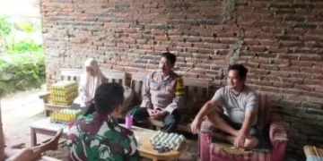Wujudkan Sinergitas, Bhabinkamtibmas dan Babinsa Desa Benteng Sambangi Warga