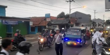 PS Kanit Lantas Polsek Campaka Laksanakan Protap Pagi Pengaturan Lalu Lintas dan Bantu Penyebarangan
