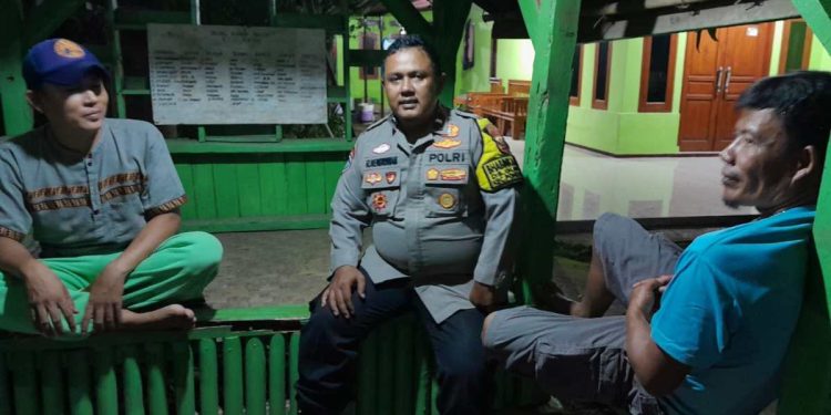 Patroli Malam Bhabinkamtibmas Desa Gurudug Sambangi Warga Di Pos Ronda