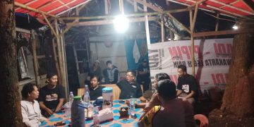 Ciptakan Situasi Kondusif, Bhabinkamtibmas Polsek Bungursari Polres Purwakarta Ikut Ronda Malam