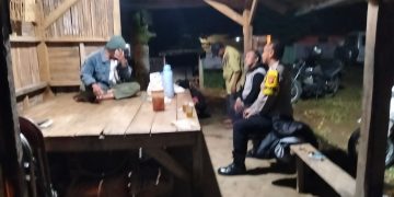 Bhabinkamtibmas Sambangi Warga yang Melaksanakan Ronda Malam