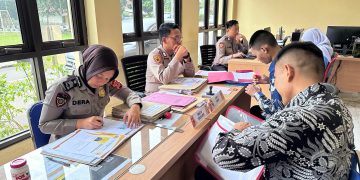 Panbanrim Polres Purwakarta Secara Teliti Periksa Berkas Calon Anggota Polri Terpadu