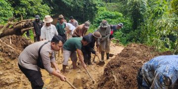 Sigap, Babinsa Dan Bhabinkamtibmas Di Purwakarta Gotong Royong Bersama Warga Bersihkan Tanah Longsor