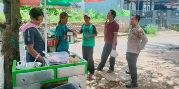 Dalam Upaya Pencegahan Kriminalitas Bhabinkamtibmas selalu melaksanakan sambang pedagang keliling wilayah kec. Pasawahan