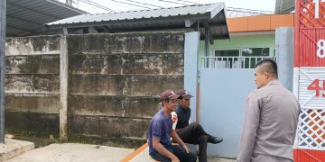 Bhabinkamtibmas Polsek Kiarapedes Polres Purwakarta melaksanakan sambang dengan Security Java masyarakat memberikan himbauan kamtibmas