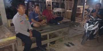 Bhabinkamtibmas Polsek Bungursari Polres Purwakarta Berikan Arahan Saat Ronda Malam Bersama Warga