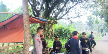 Bhabinkamtibmas Polsek Kiarapedes Polres Purwakarta melaksanakan sambang dengan warga masyarakat memberikan himbauan kamtibmas