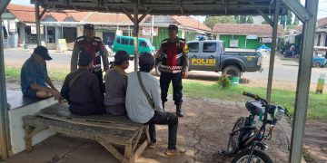 Jaga Kondusifitas di Bulan Ramadhan, Bhabinkamtibmas Polsek Cibatu Gelar Patroli di Wilayah Binaannya