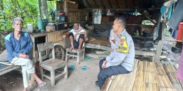 Tekankan Pentingnya Keamanan di Wilayah Binaannya, Bhabinkamtibmas Polsek Cibatu Sambangi Warga Desa Cikadu