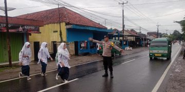 Polsek Cibatu Atur Lalu Lintas Pagi, Pastikan Siswa Menyeberang dengan Aman