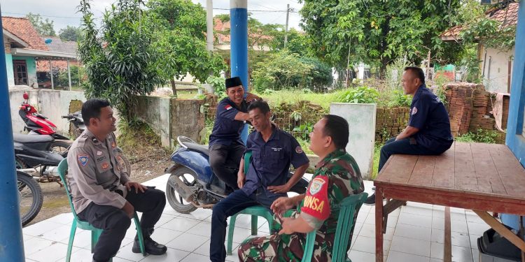 Ciptakan Ramadhan yang Aman, Bhabinkamtibmas dan Babinsa Desa Cipinang Laksanakan Sambang Warga