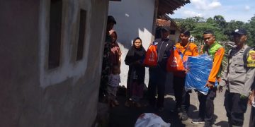 Peran serta  Bhabinkamtibmas Dalam menjaga situasi kamtibmas dan pembagian sembako kepada warga desa binaan