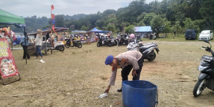 Musim Libur Lebaran, Bersih-bersih Lingkungan Terus dilakukan Satpolairud Polres Purwakarta.