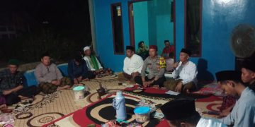 Tingkatkan Aktifitas Ronda Malam, Bhabinkamtibmas Polsek Cibatu Kunjungi Pos Kamling di Desa Cikadu