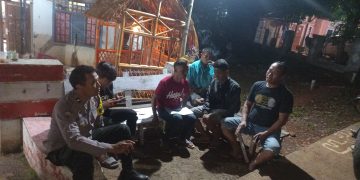 Tekan Potensi Kriminalitas, Bhabinkamtibmas Polsek Cibatu Ajak Warga Aktifkan Kembali Siskamling