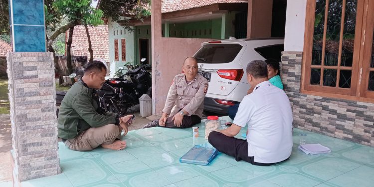 Datangi Rumah Kepala Desa Selaawi Bhabinkamtibmas Jalin Silahturahmi Untuk Jaga Situasi Kamtibmas