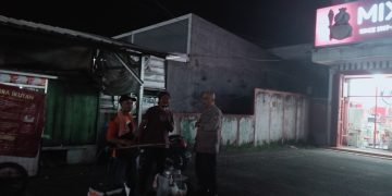 Bhabinkamtibmas Polsek Pasawahan Ajak Pedagang Kaki Lima Waspada Terhadap Tindak Pidana Malam Hari