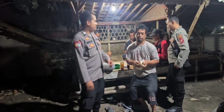 Menjaga Kamtibmas, Personel Polsek Plered Rutin Lakukan Sambang Pos Kamling