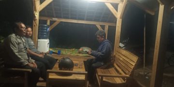 Dekat dengan Warga, Bhabinkamtibmas Polsek Bungursari Polres Purwakarta Laksanakan Ronda Malam Bersama Masyarakat