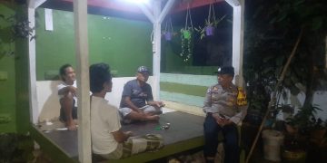 Ronda Malam Bersama Warga, Bhabinkamtibmas Polsek Bungursari Polres Purwakarta Pastikan Situasi Kondusif