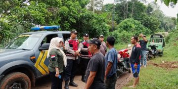 Polsek Cibatu Patroli Siang ke Desa Cibukamanah, Pantau Situasi dan Sapa Warga