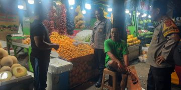 Anggota Polsek Jatiluhur Polres Purwakarta Laksanakan Patroli Malam dan Berikan Himbauan kepada Pedagang