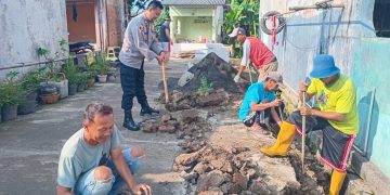 Bhabinkamtibmas Polsek Wanayasa Laksanakan kerja bakti perbaiki selokan di desa Sumurugul