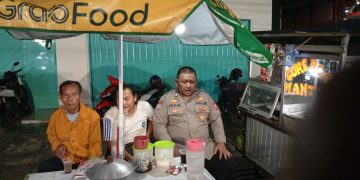 Bhabinamtibmas Lebak Anyar Sambang Pedagang Kaki Lima Yang Masih Berjualan Pada Malam Hari