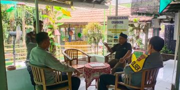 Kapolsek Cibatu dan Anggota Berbincang Santai dengan Pengurus Wisata Kampung Kahuripan Cirangkong