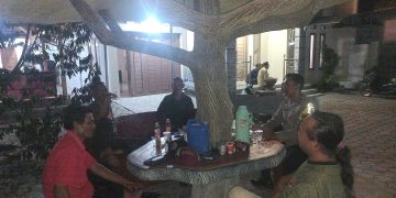 Bhabinkamtibmas Cibatu Aktif Sambangi Warga di Malam Hari, Jaga Kamtibmas dan Silaturahmi