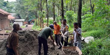 Bantu Bangun Rumah Warga, Bhabinkamtibmas Polsek Cibatu Tunjukkan Kepedulian Nyata