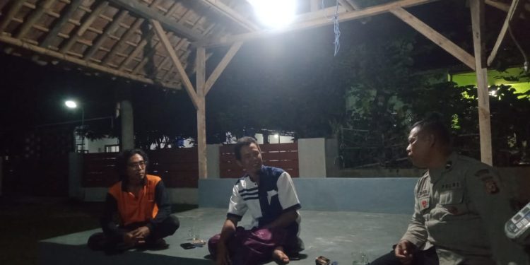 Bhabinkamtibmas Pasawahan Kidul Sambang Malam Seraya Sampaikan Pesan-Pesan Kamtibmas
