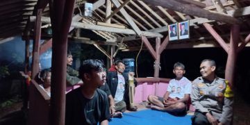 Bhabinkamtibmas Polsek Cibatu Bagi Pesan Kamtibmas Sambil Ngobrol Santai Dengan Warga