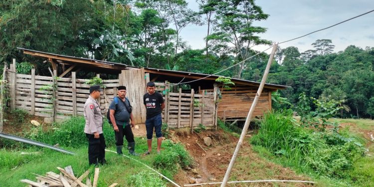 Peran serta Bhabinkamtibmas dalam menjaga lingkungan setempat Bhbabinkamtibmas  Sambang desa biaan bersama warga sekitar
