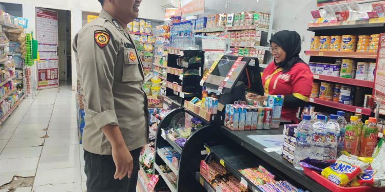 Patroli Malam, Polsek Plered Sampaikan Imbauan Kepada Para Remaja.