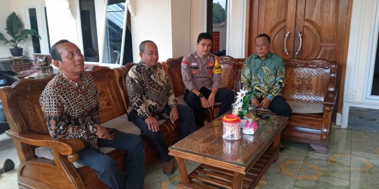 Bhabinkamtibmas Polsek Kiarapedes Polres Purwakarta melaksanakan sambang dengan warga masyarakat memberikan himbauan kamtibmas