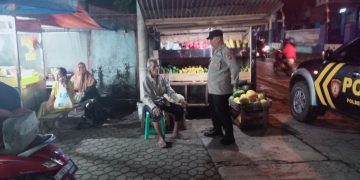 Blue Light Patrol Polsek Pasawahan Sambang Pedagang Malam