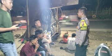Ka SPK Polsek  Berdialog dengan Pemuda yang sedang berkumpul sambil menyampaikan Kamtibmas dan menggali informasi.