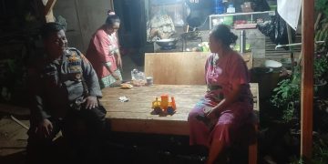 Bhabinkamtibmas Desa Galudra Sambang Pedagang Yang Masih Berjualan Pada Malam Hari
