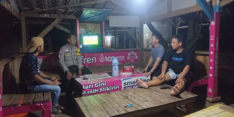 Bhabinkamtibmas Polsek Bungursari Polres Purwakarta Ronda Malam Bersama Warga, Jaga Kamtibmas Tetap Kondusif