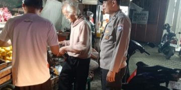Bhabinkamtibmas Polsek Pasawahan Sambang Silaturahmi Ke Pedagang Buah-buahan