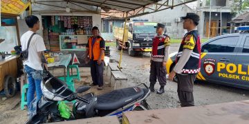 Bhabinkamtibmas Polsek Cibatu Sampaikan Pesan Kamtibmas Saat Sambangi Warga
