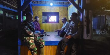 Bhabinkamtibmas dan Babinsa Patroli Keliling di Desa Cipinang, Kunjungi Pos Ronda