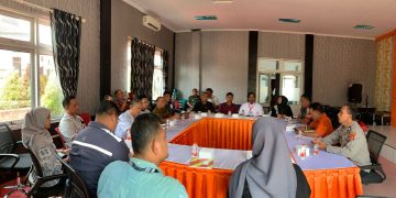 Bhabinkamtibmas dan Babinsa Patroli Keliling di Desa Cipinang, Kunjungi Pos Ronda